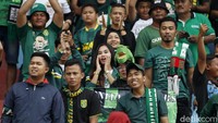 Ekspresi kegembiraan terlihat jelas di wajah suporter Persebaya setelah sukses meraih gelar Piala Gubernur Jatim 2020.