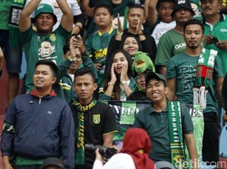 Ekspresi kegembiraan terlihat jelas di wajah suporter Persebaya setelah sukses meraih gelar Piala Gubernur Jatim 2020.