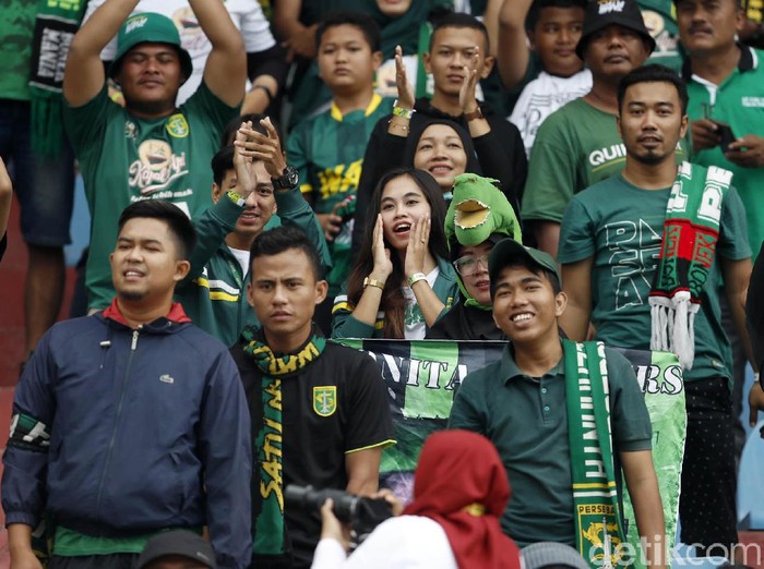 Bonek berdatangan ke Stadion Gelora Delta Sidoarjo untuk menonton langsung laga Final Piala Gubernur Jatim. Mereka datang dengan membawa atribut Persebaya.