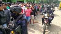 Petugas gabungan dari TNI dan polisi tampak hadir untuk menjaga keamanan di lokasi pembelian tiket tersebut.