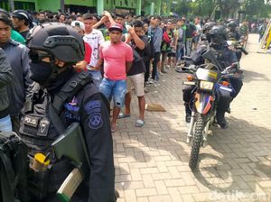 Video Antrean Suporter Berburu Tiket Jelang Persebaya Vs Persija Video Antrean Suporter Berburu Tiket Jelang Persebaya Vs Persija