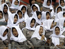 Puluhan Polwan berkerudung putih itu membaca Asmaul Husna di tribun VVIP Stadion Gelora Delta Sidoarjo.