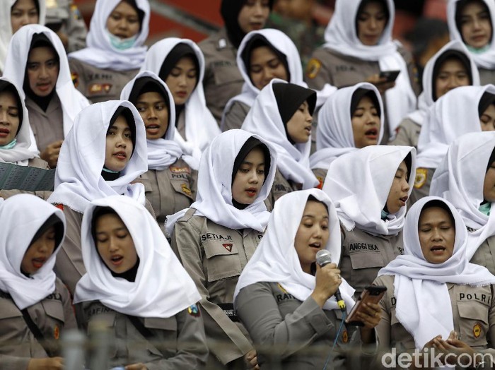 Puluhan personel Polisi Wanita (Polwan) yang mengenakan kerudung warna putih membuka Final Piala Gubernur Jatim 2020 dengan membacakan Asmaul Husna di tribune VVIP Stadion Gelora Delta, Sidoarjo, Jawa Timur, Kamis (20/2/2020).