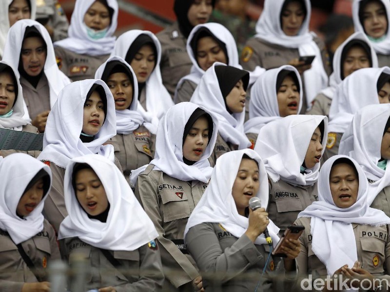 Puluhan personel Polisi Wanita (Polwan) yang mengenakan kerudung warna putih membuka Final Piala Gubernur Jatim 2020 dengan membacakan Asmaul Husna di tribune VVIP Stadion Gelora Delta, Sidoarjo, Jawa Timur, Kamis (20/2/2020).