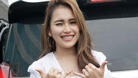 Smile! Balik dari Rusia, Ayu Ting Ting Semringah Banget