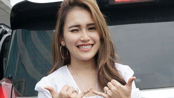 Smile! Balik dari Rusia, Ayu Ting Ting Semringah Banget