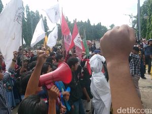 Ada Pocong di Demo Mahasiswa Cilegon Kritik Kepemimpinan Edi-Ratu Ati