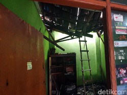 Atap Gedung Pemuda Kota Sukabumi Ambrol