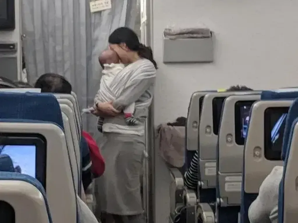Viral, Ibu-ibu Bagikan Penutup Telinga di Pesawat Karena Takut Bayinya Nangis Viral, Ibu-ibu Bagikan Penutup Telinga di Pesawat Karena Takut Bayinya Nangis
