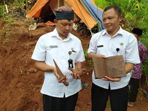 BPCB Cek Temuan Keris Berbahan Batu yang Terkubur Tanah di Magelang
