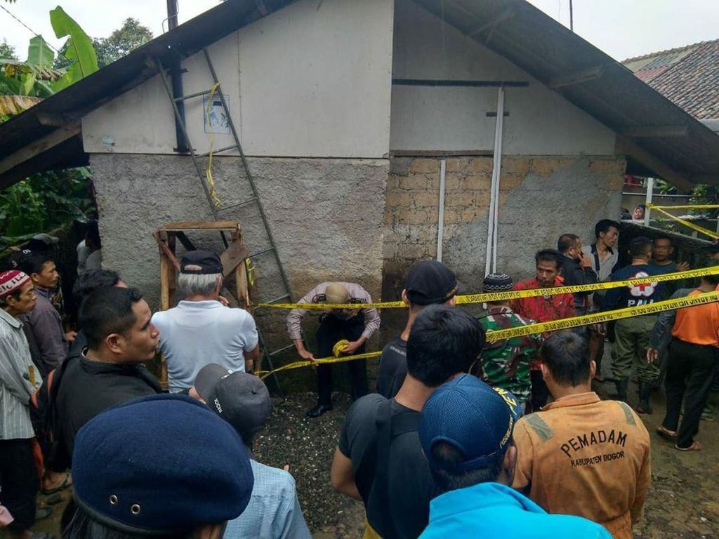 Satu Keluarga Tewas Tertimbun Longsor di Ciawi Bogor Satu Keluarga Tewas Tertimbun Longsor di Ciawi Bogor