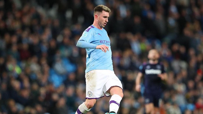 MANCHESTER, ENGLAND - FEBRUARY 19:  Aymeric Laporte of Manchester City controls the ball during the Premier League match between Manchester City and West Ham United at Etihad Stadium on February 19, 2020 in Manchester, United Kingdom. (Photo by Alex Livesey/Getty Images)