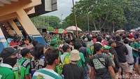 Para suporter meluber hingga luar stadion.