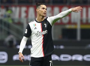 Pelatih Lyon: Ronaldo Harus Dihentikan di Perbatasan Italia-Prancis Pelatih Lyon: Ronaldo Harus Dihentikan di Perbatasan Italia-Prancis
