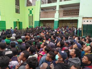 Ribuan Suporter Antre Tiket Laga Persebaya vs Persija Final Piala Gubernur Jatim