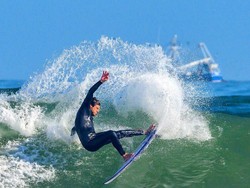 Peselancar Ini Takjub dengan Kawanan Hiu yang Mengepungnya Saat Surfing