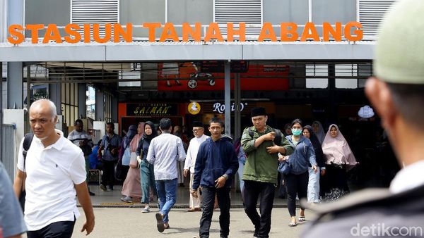Massa Aksi 212 Mulai Tiba di Stasiun Tanah Abang