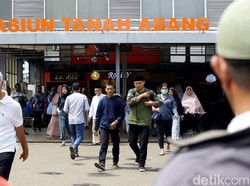 Stasiun Tanah Abang Ramai, Petugas-TNI Imbau Jaga Jarak
