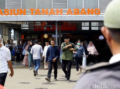 Massa Aksi 212 Mulai Tiba di Stasiun Tanah Abang