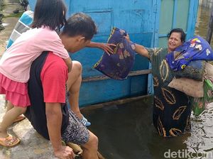 Banjir Mulai Surut, Warga Pekalongan Bersih-bersih Rumah