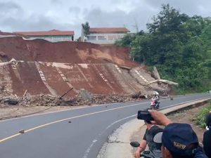 Detik-detik Tebing Longsor di Garut, Nyaris Timpa Kendaraan