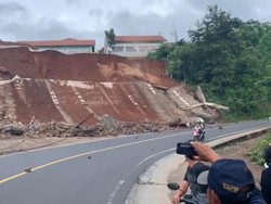 Detik-detik Tebing Longsor di Garut, Nyaris Timpa Kendaraan