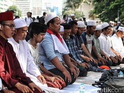 Massa Aksi 212 Salat Asar Berjamaah, Pedagang Tikar Laku Keras?