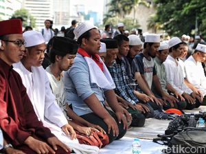 Massa Aksi 212 Salat Asar Berjamaah, Pedagang Tikar Laku Keras? Massa Aksi 212 Salat Asar Berjamaah, Pedagang Tikar Laku Keras?