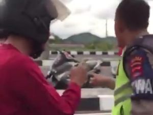 Viral: Ditilang karena Masuk Jalur Cepat, Pemotor: Saya Cepat Kok, Pak