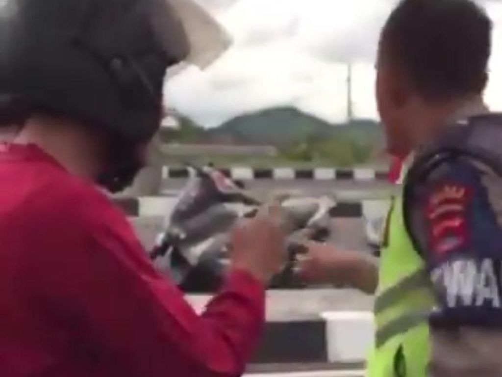 Viral: Ditilang karena Masuk Jalur Cepat, Pemotor: Saya Cepat Kok, Pak Viral: Ditilang karena Masuk Jalur Cepat, Pemotor: Saya Cepat Kok, Pak