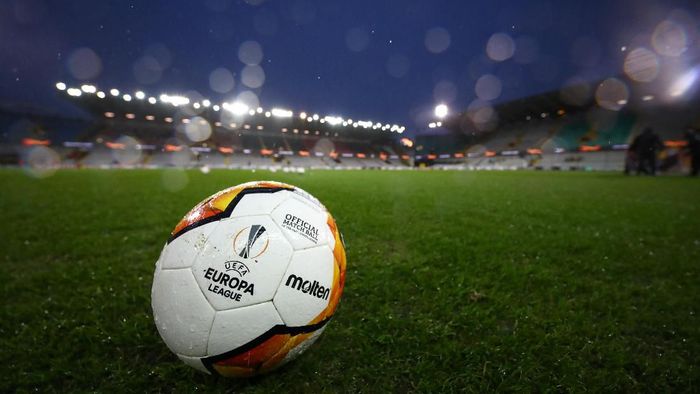 club brugge vs manchester united liga europa BRUGGE, BELGIUM - FEBRUARY 20: A detailed view of the match ball inside the stadium prior to the UEFA Europa League round of 32 first leg match between Club Brugge and Manchester United at Jan Breydel Stadium on February 20, 2020 in Brugge, Belgium. (Photo by Dean Mouhtaropoulos/Getty Images)