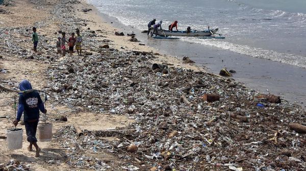 Miris! Tumpukan Sampah Cemari Pantai Kedonganan Bali