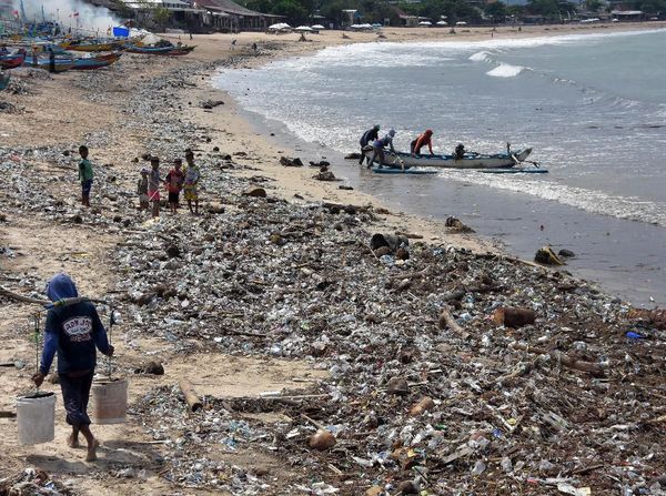 Miris! Tumpukan Sampah Cemari Pantai Kedonganan Bali