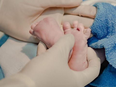 Tantri 'Kotak' melahirkan bayi laki-laki