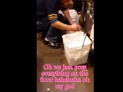 Hiii! Restoran Sushi Jorok Ini Meracik Bahan-bahan Sushi di Lantai