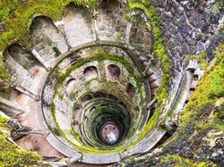 Kisah Misterius Menara Terbalik di Portugal