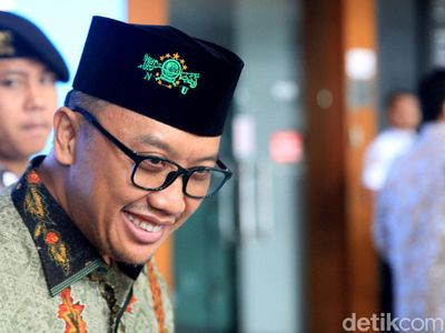 Imam Nahrawi Pakai Peci NU di Sidang Dana Hibah KONI