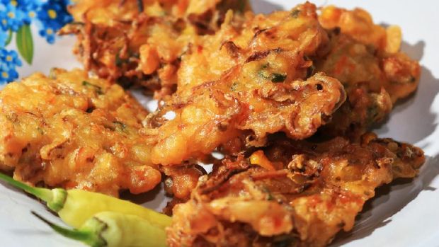 Bakwan is a fried food made from vegetables and flour commonly found in Indonesia. [1] Bakwan usually refers to snack snacks on vegetables that are usually sold by traveling vendors. The ingredients consist of bean sprouts, sliced cabbage (cabbage) or carrot slices, mixed in a flour mixture and fried in a lot of cooking oil. In West Java bakwan is called 'bala-bala', in Central Java especially Pati area is called Pia-pia. Bakwan is similar to Japanese cuisine Yasai Tenpura (vegetable tempura).