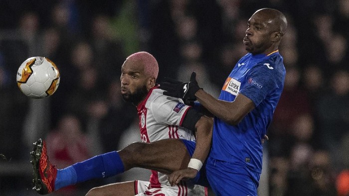Ajaxs Babel, left, duels for the ball against Getafes Allan Nyom during a 1st leg, round of 32, of the Europa League soccer match at the Coliseum Alfonso Perez stadium in Getafe, outskirts of Madrid, Spain, Thursday, Feb. 20, 2020. (AP Photo/Bernat Armangue)