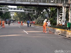 Massa Aksi 212 Bubar, Pasukan Oranye Mulai Bersihkan Jalan