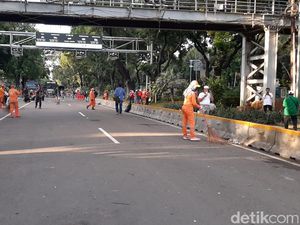 Massa Aksi 212 Bubar, Pasukan Oranye Mulai Bersihkan Jalan Massa Aksi 212 Bubar, Pasukan Oranye Mulai Bersihkan Jalan
