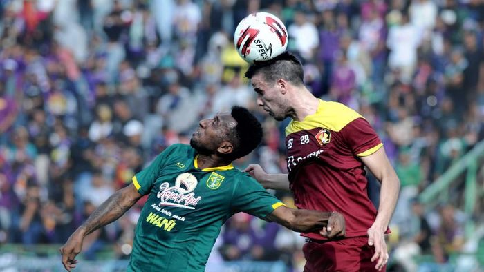 PERSEBAYA KANDASKAN PERSIK Pesepak bola Persebaya Patrich Wanggai (kiri) berebut bola di udara dengan pesepak bola Persik Kediri Ante Bakmaz (kanan) dalam laga Piala Gubernur di Stadion Gelora Bangkalan (SGB) Bangkalan, Jawa Timur, Senin (10/2/2020). Persebaya mengalahkan Persik dengan skor 3-1. ANTARA FOTO/Saiful Bahri/wsj.