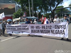 Massa Bawa Spanduk FPI-HTI Bukan Musuh Negara di Aksi 212