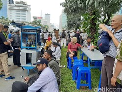 Selonjor Santuy, Pedagang Bakso Ini Menanti Cuan di Tengah Aksi 212