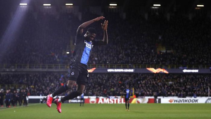 Club Brugges Nigerian forward Dennis Emmanuel Bonaventure celebrates scoring his teams first goal, during the UEFA Europa League round of 32 first leg, football match between Club Brugges and Manchester United, at the Jan Breydel Stadium in Bruges on February 20, 2020. (Photo by Adrian DENNIS / AFP)