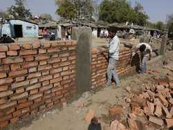Jelang Kunjungan Trump, India Bangun Tembok Untuk Tutupi Daerah Kumuh