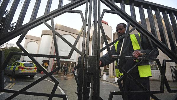 Penikaman di Masjid London, Seorang Muazin Terluka