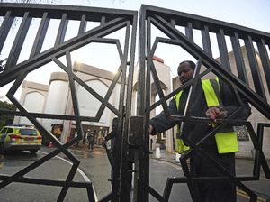 Penikaman di Masjid London, Seorang Muazin Terluka