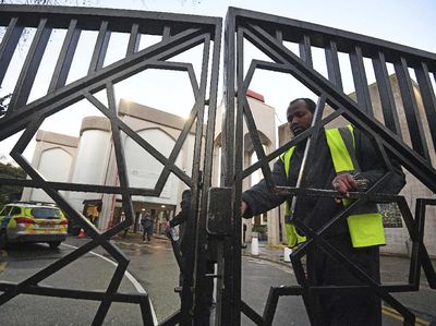Penikaman di Masjid London, Seorang Muazin Terluka