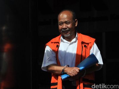 Eks Anggota DPRD Bandung Umbar Senyuman Saat Diperiksa KPK
